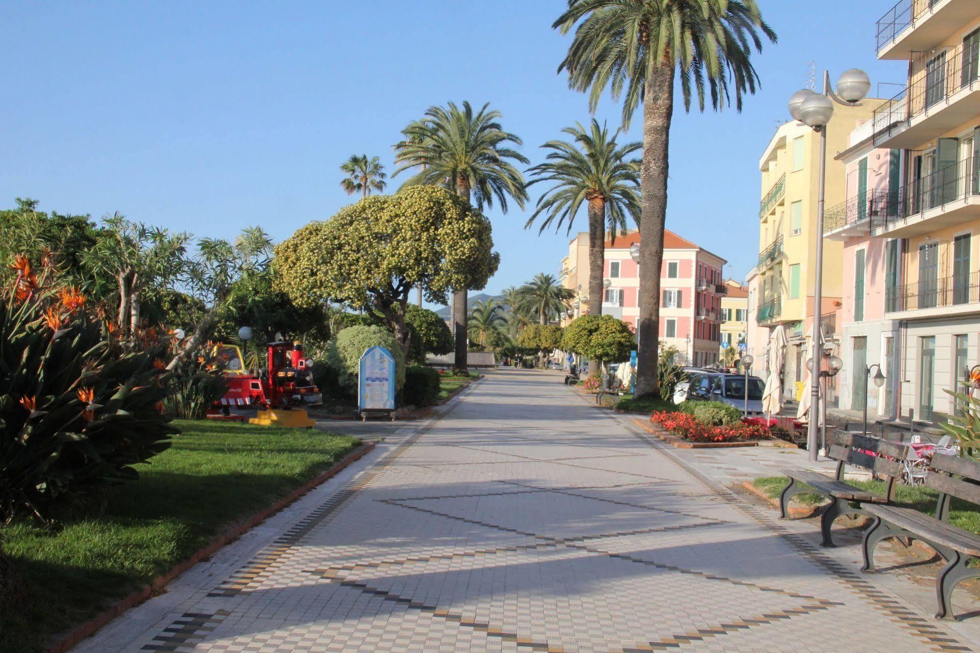 Caravelle Camping Village Ceriale Buitenkant foto
